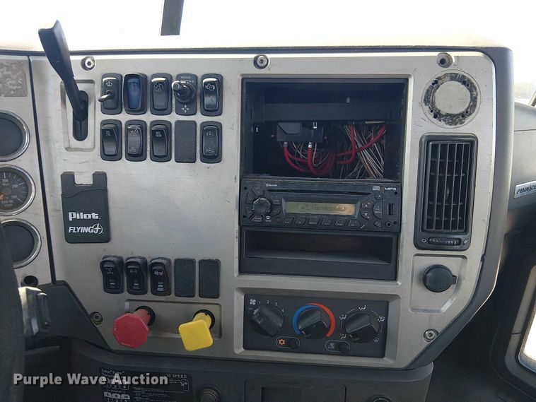 image for item YA2492 2014 Mack CXU613 semi truck