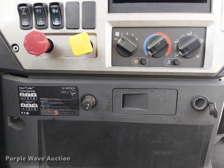 image for item YA2492 2014 Mack CXU613 semi truck