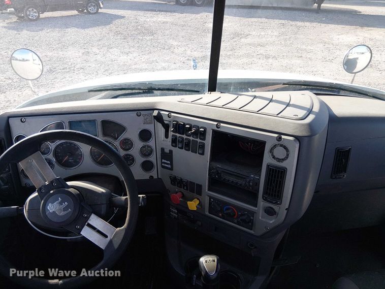 image for item YA2492 2014 Mack CXU613 semi truck