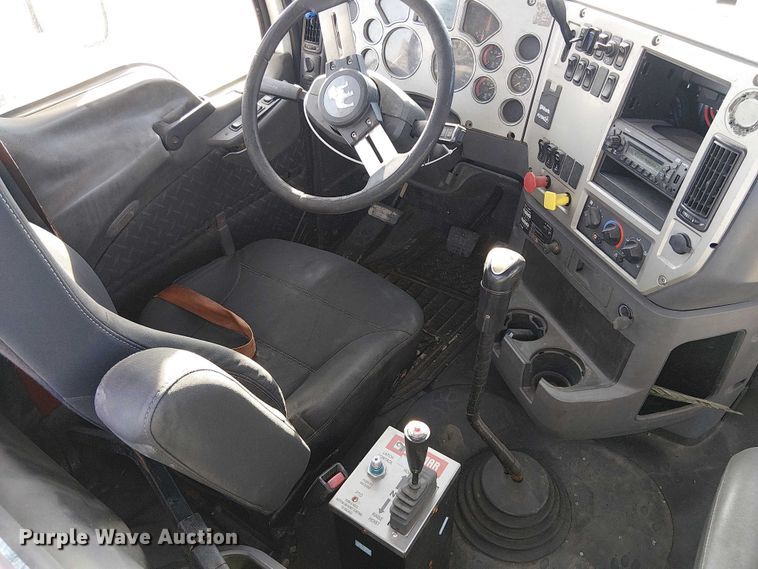 image for item YA2492 2014 Mack CXU613 semi truck