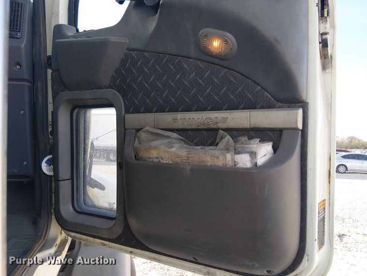 image for item YA2492 2014 Mack CXU613 semi truck