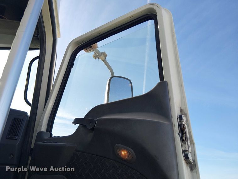 image for item YA2492 2014 Mack CXU613 semi truck