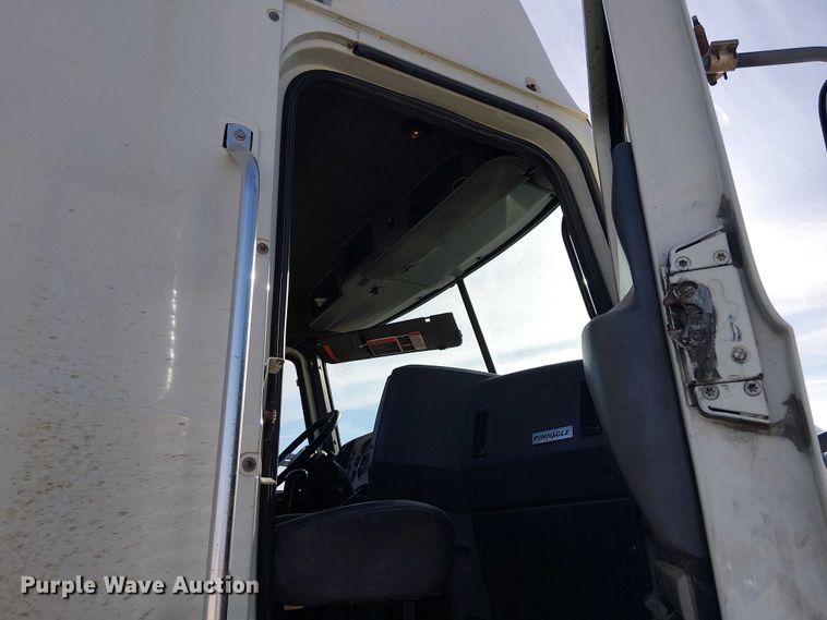 image for item YA2492 2014 Mack CXU613 semi truck