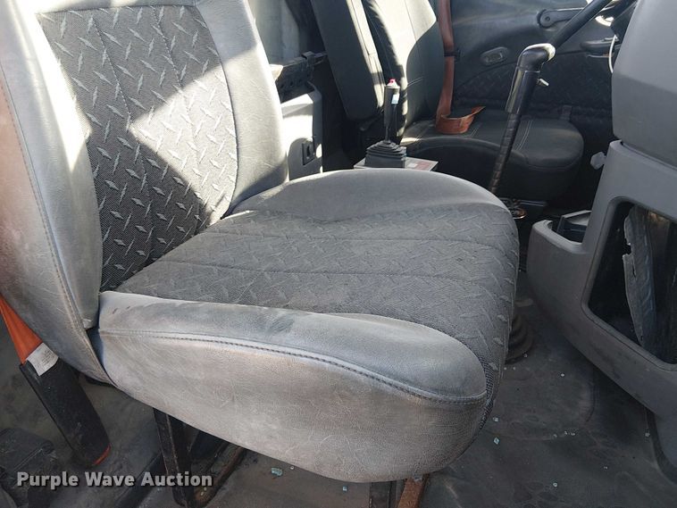 image for item YA2492 2014 Mack CXU613 semi truck