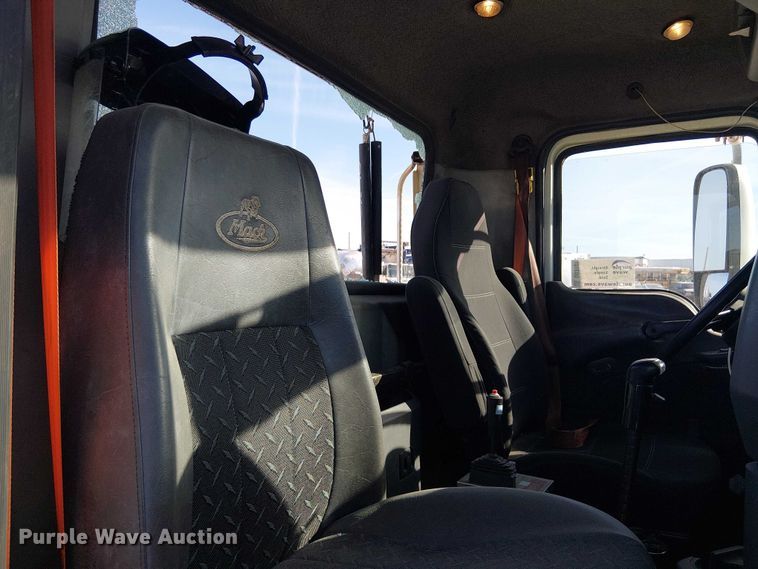 image for item YA2492 2014 Mack CXU613 semi truck