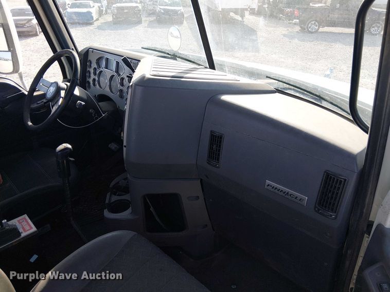 image for item YA2492 2014 Mack CXU613 semi truck