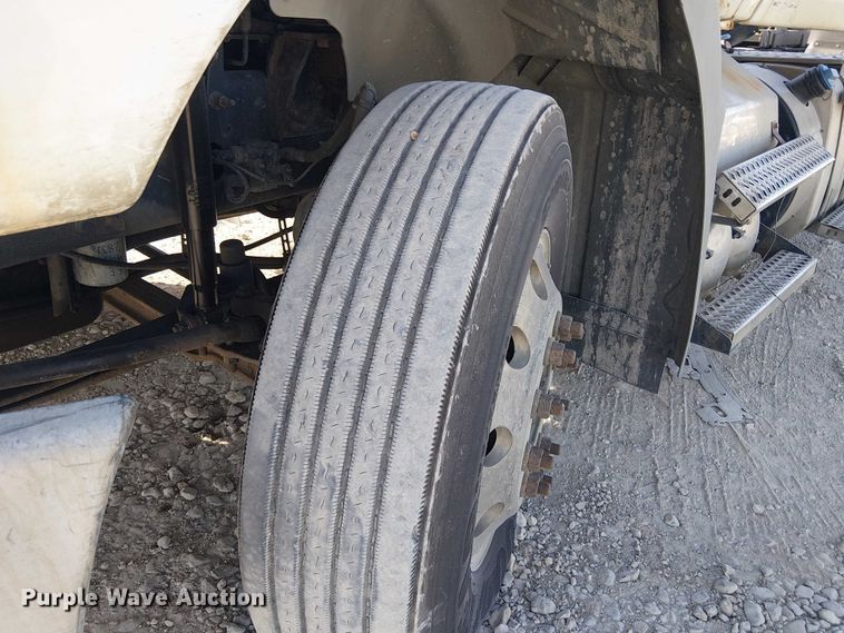 image for item YA2492 2014 Mack CXU613 semi truck