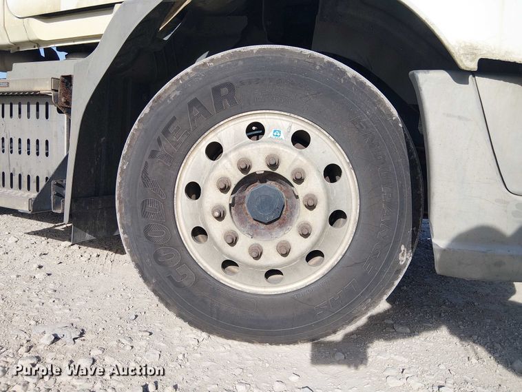 image for item YA2492 2014 Mack CXU613 semi truck