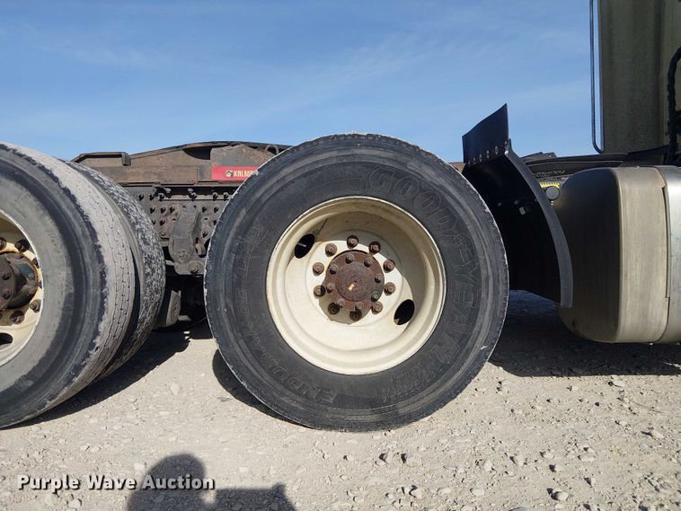 image for item YA2492 2014 Mack CXU613 semi truck