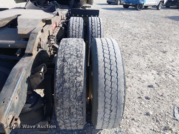 image for item YA2492 2014 Mack CXU613 semi truck