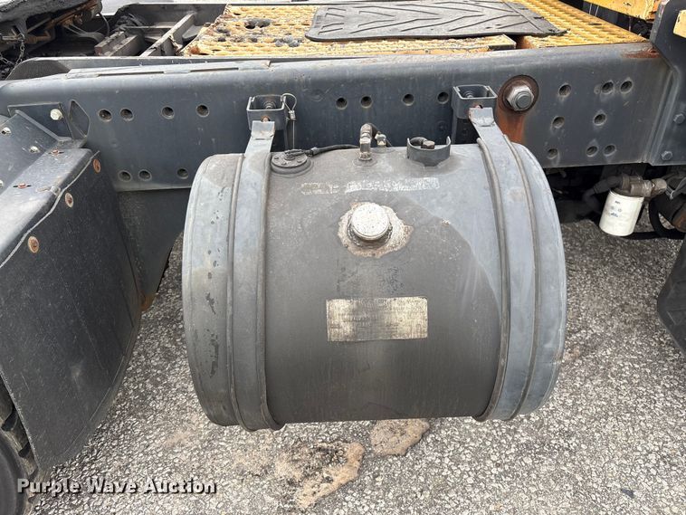 image for item YA2529 2002 Kalmar Ottawa 30 yard truck