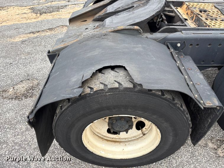 image for item YA2529 2002 Kalmar Ottawa 30 yard truck