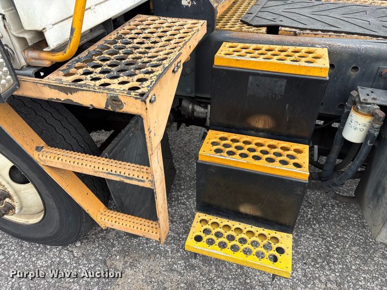 image for item YA2529 2002 Kalmar Ottawa 30 yard truck