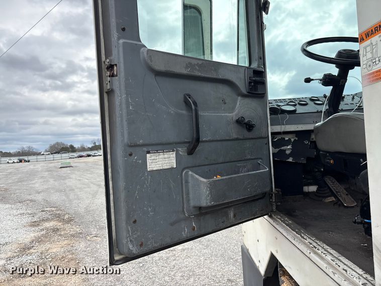 image for item YA2529 2002 Kalmar Ottawa 30 yard truck