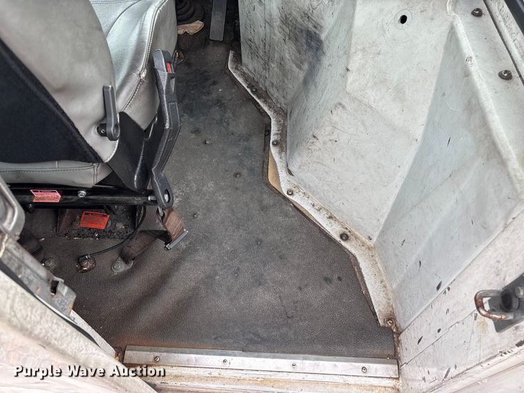 image for item YA2529 2002 Kalmar Ottawa 30 yard truck