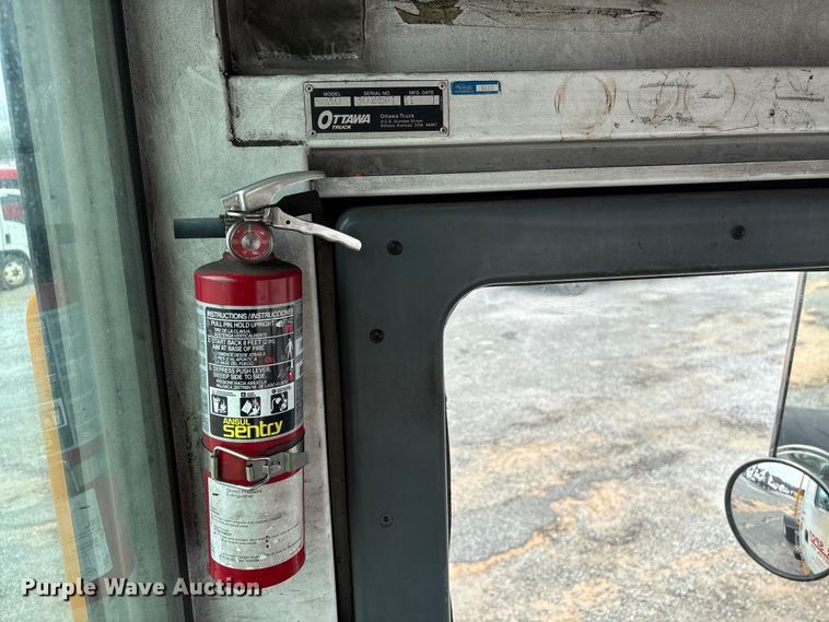 image for item YA2529 2002 Kalmar Ottawa 30 yard truck