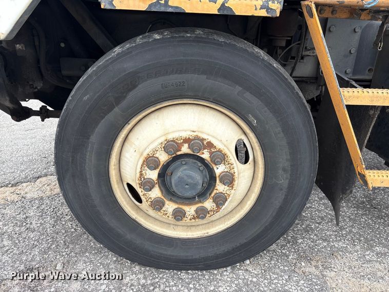 image for item YA2529 2002 Kalmar Ottawa 30 yard truck