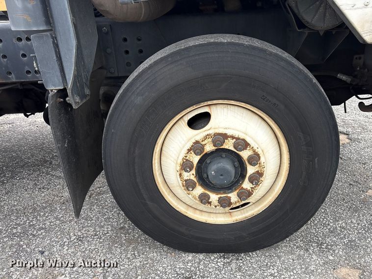 image for item YA2529 2002 Kalmar Ottawa 30 yard truck