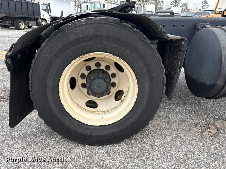 image for item YA2529 2002 Kalmar Ottawa 30 yard truck