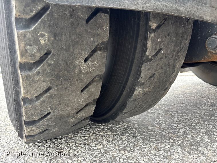 image for item YA2529 2002 Kalmar Ottawa 30 yard truck