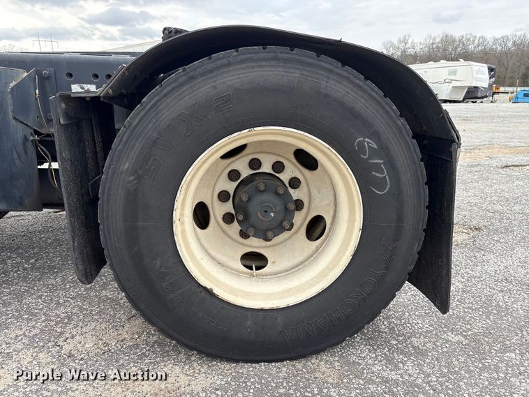 image for item YA2529 2002 Kalmar Ottawa 30 yard truck