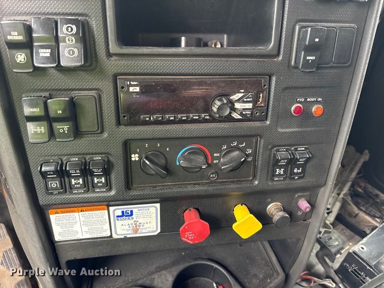 image for item YA2582 2016 Caterpillar CT660 dump truck