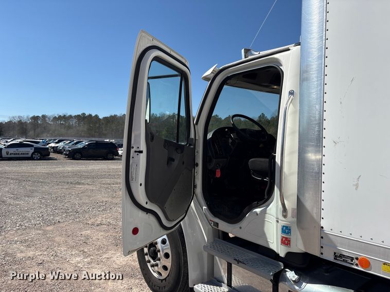 image for item YA2589 2019 Freightliner Business Class M2 box truck