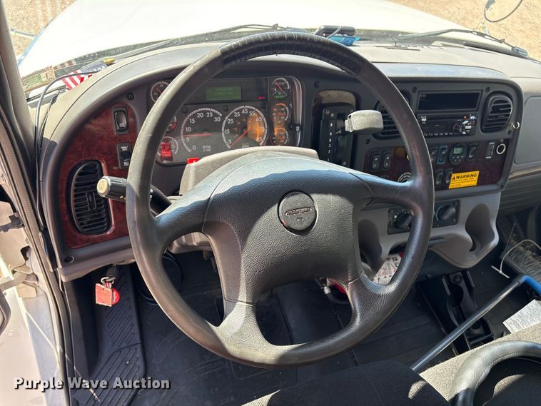 image for item YA2589 2019 Freightliner Business Class M2 box truck