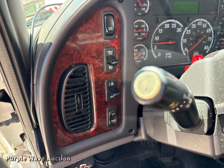 image for item YA2589 2019 Freightliner Business Class M2 box truck