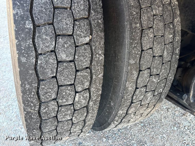 image for item YA2589 2019 Freightliner Business Class M2 box truck