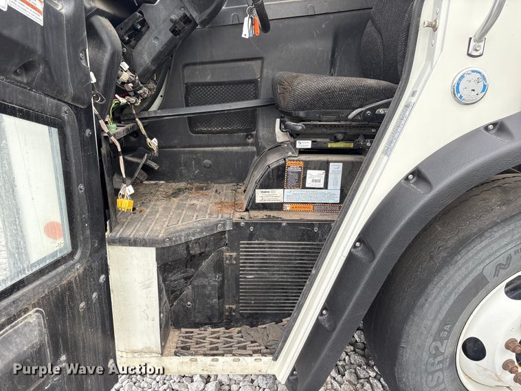 image for item YA2676 2023 Mack LR refuse truck