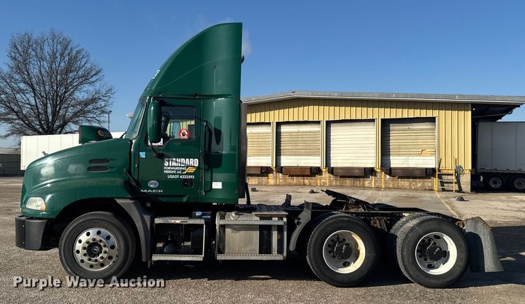 image for item EA2316 2016 Mack CXU613 semi truck