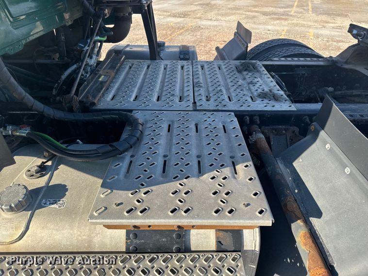 image for item EA2316 2016 Mack CXU613 semi truck