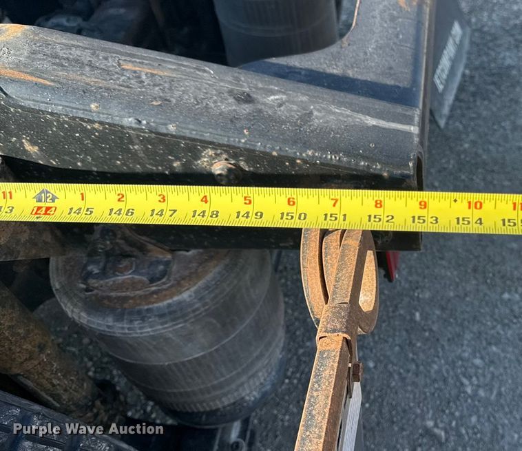 image for item EA2316 2016 Mack CXU613 semi truck