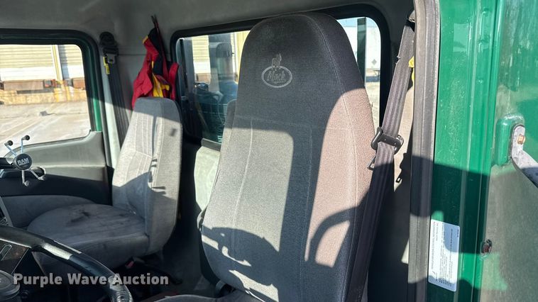 image for item EA2316 2016 Mack CXU613 semi truck