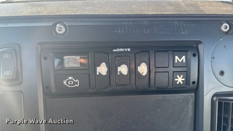 image for item EA2316 2016 Mack CXU613 semi truck