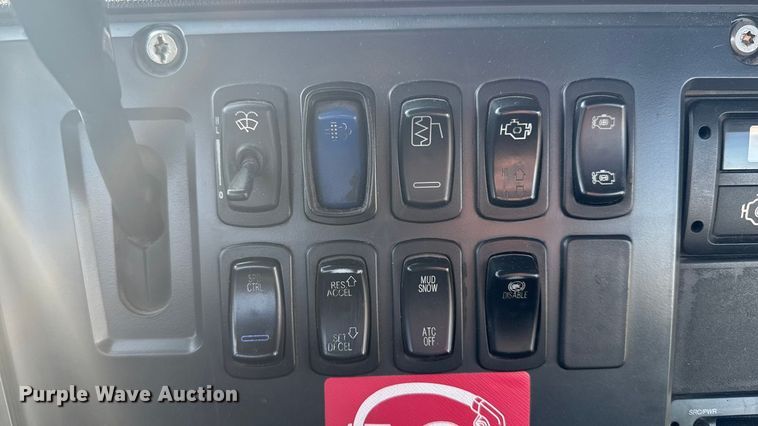 image for item EA2316 2016 Mack CXU613 semi truck