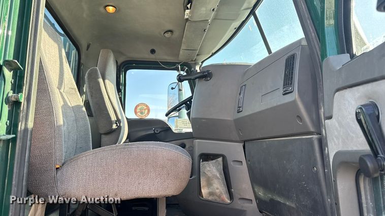 image for item EA2316 2016 Mack CXU613 semi truck