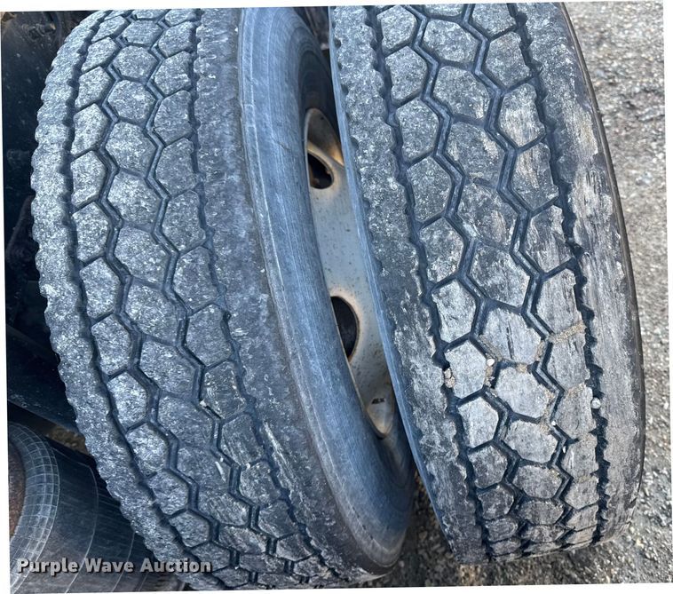 image for item EA2316 2016 Mack CXU613 semi truck