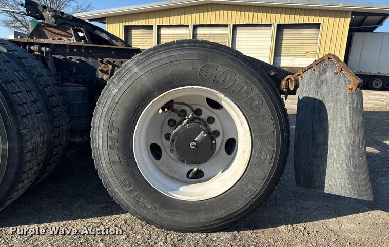 image for item EA2316 2016 Mack CXU613 semi truck