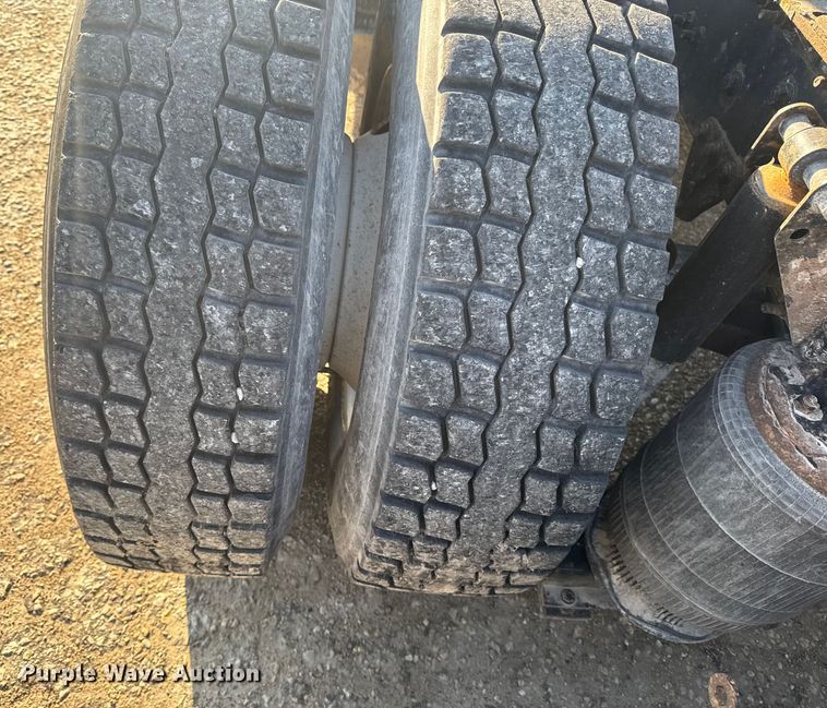 image for item EA2316 2016 Mack CXU613 semi truck