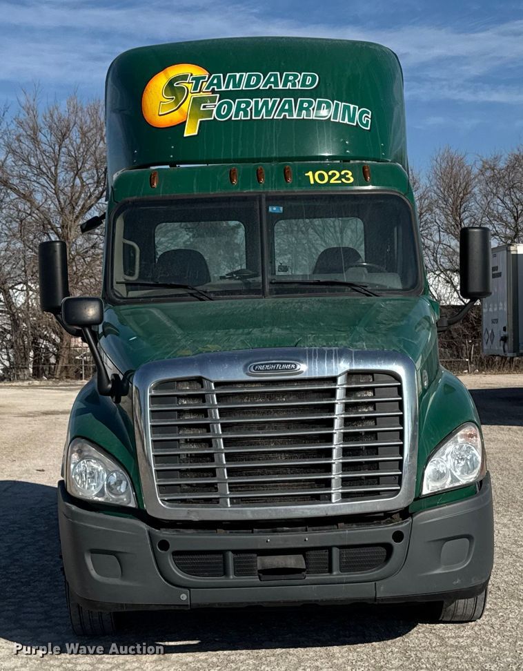 image for item EA2317 2017 Freightliner Cascadia 125 semi truck