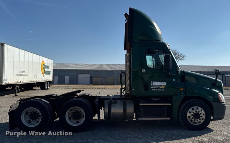 image for item EA2317 2017 Freightliner Cascadia 125 semi truck