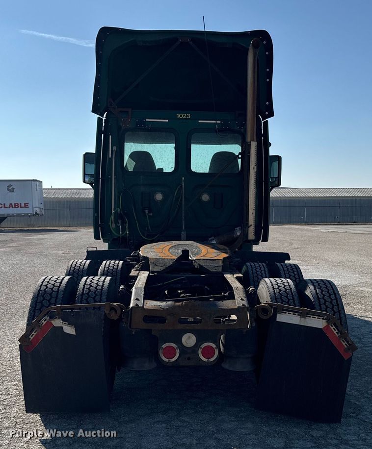 image for item EA2317 2017 Freightliner Cascadia 125 semi truck