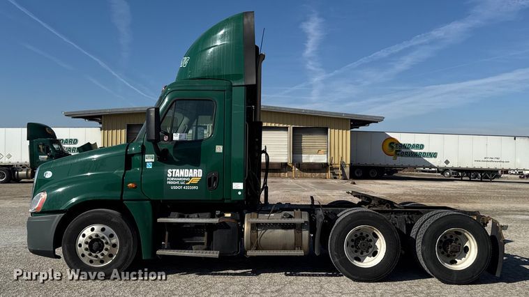 image for item EA2317 2017 Freightliner Cascadia 125 semi truck