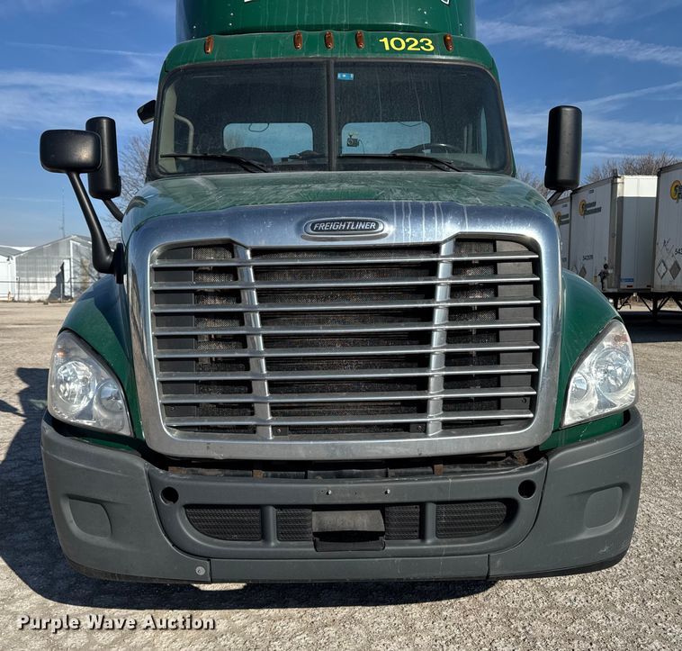image for item EA2317 2017 Freightliner Cascadia 125 semi truck