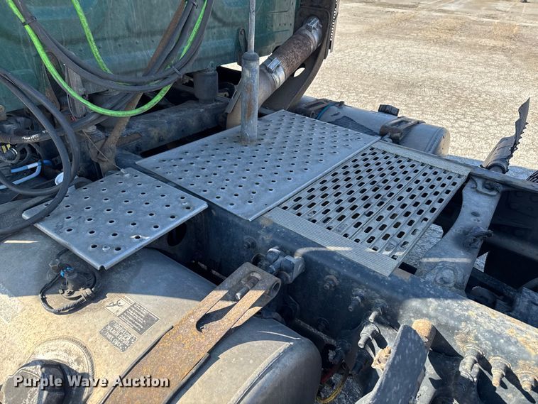 image for item EA2317 2017 Freightliner Cascadia 125 semi truck