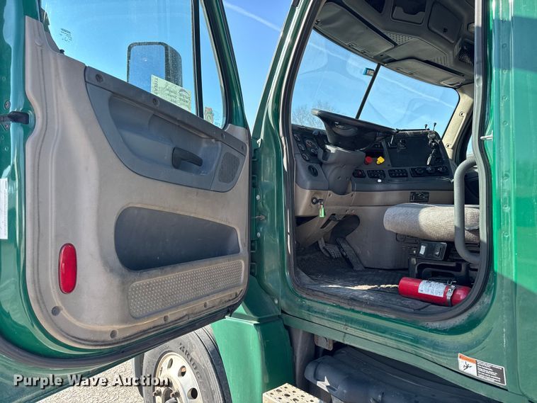 image for item EA2317 2017 Freightliner Cascadia 125 semi truck