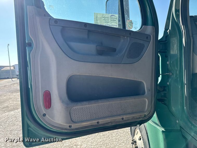 image for item EA2317 2017 Freightliner Cascadia 125 semi truck