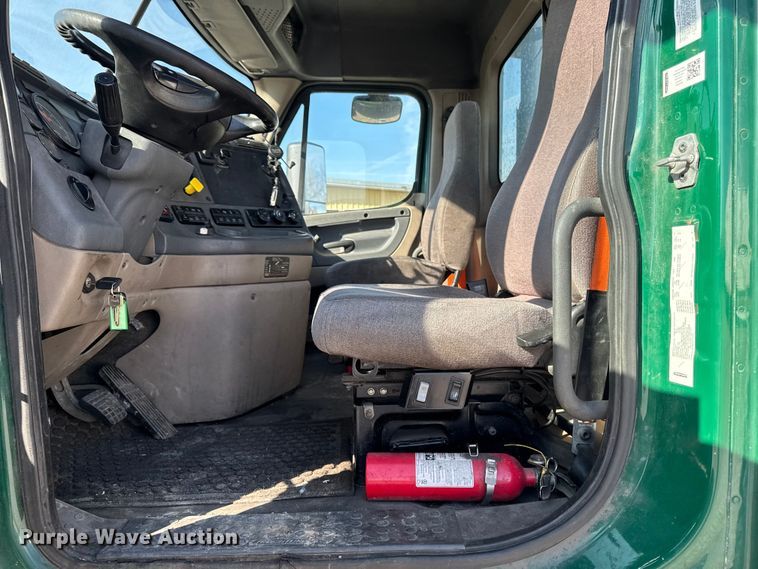 image for item EA2317 2017 Freightliner Cascadia 125 semi truck